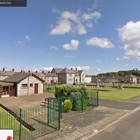Ferienwohnung College Square, Terrace House Bessbrook Exterior foto